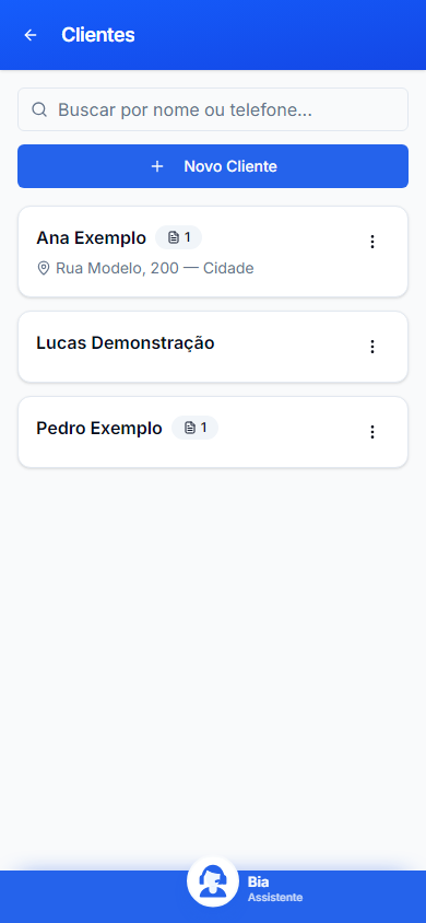 Clientes no celular, com dados inteiramente fictícios.